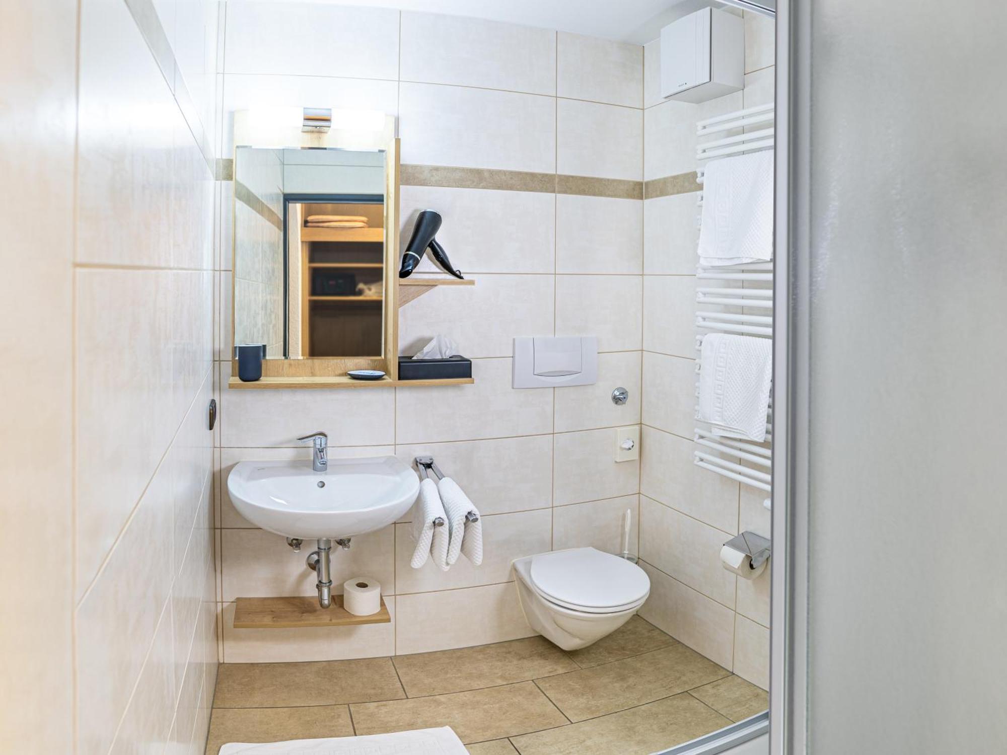 Hotel Hanauerlehen - Ruhige & Zentrale Top-Lage - Mit Schwimmbad, Sauna, Parkplaetze & Cafe - Bayerischer Familienbetrieb Schoenau am Koenigsee Room photo